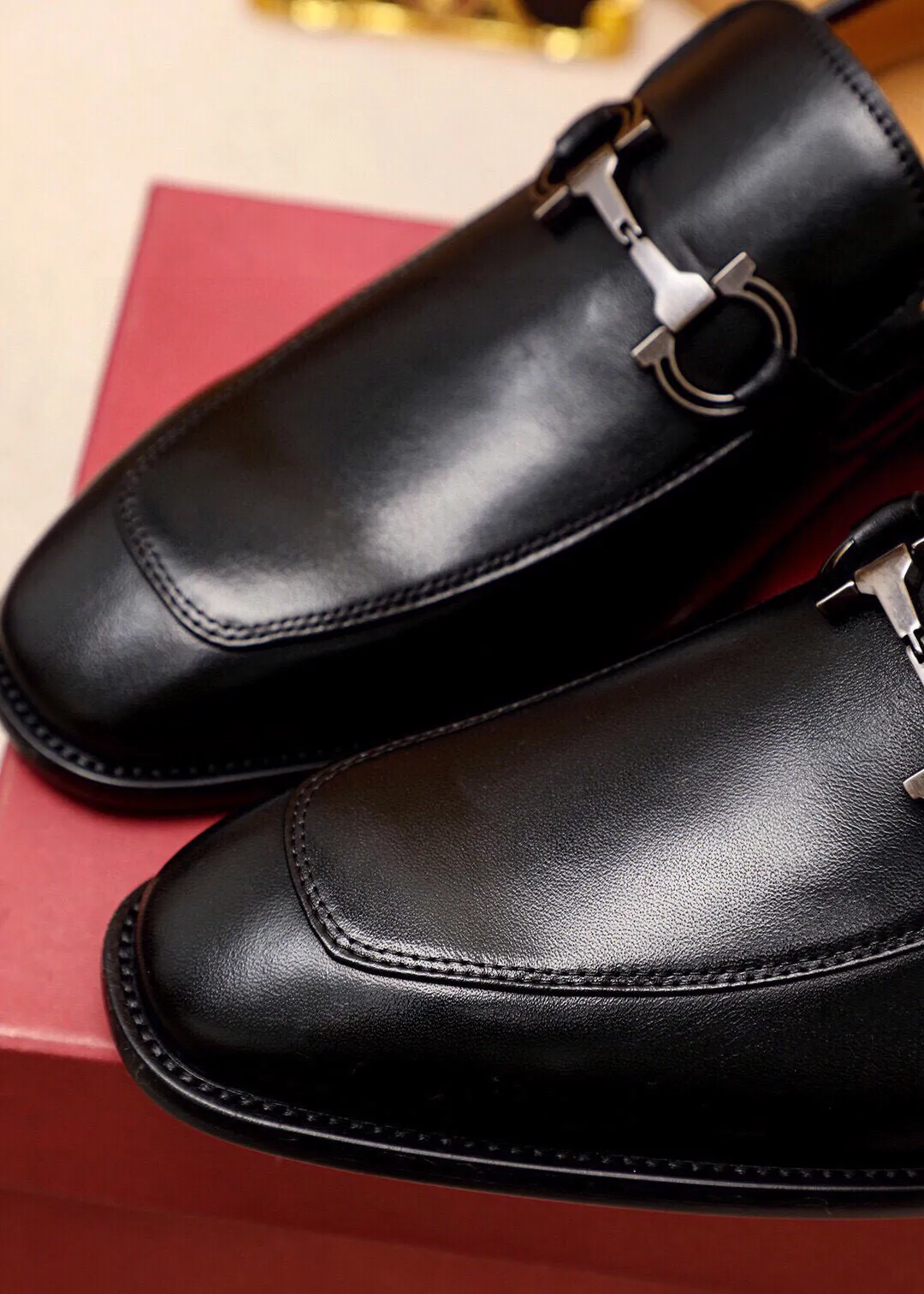 Men's shoes 💰460 💐 Product trademark: Ferragamo "Ferragamo" casual leather shoes Regular size: 38-44 (45🉑️customized) Product materials: Selected imported first-layer calfskin upper + luxury hardware buckle, imported water-dyed cow leather lining. Strong three-dimensional visual effect, original outsole color: 1⃣️color optional